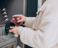 Ошибка миллионов людей, которые снимают наличные в банкомате