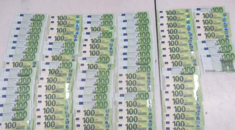 В мешке Деда Мороза таможенники нашли запрещенную к вывозу валюту