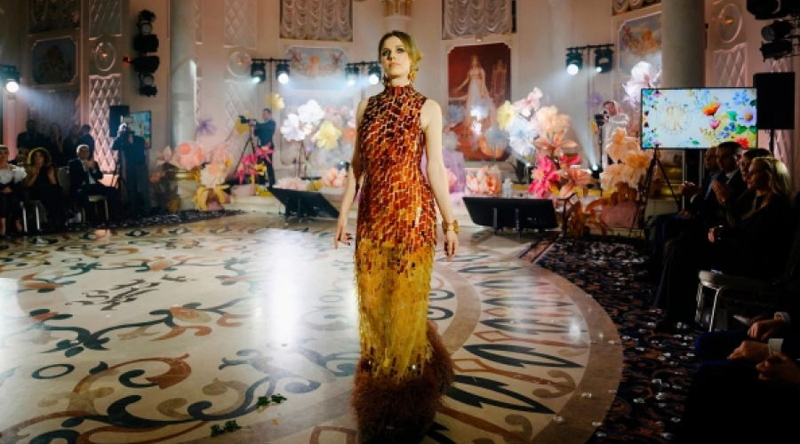 Дизайнеры Дома янтарной моды создали платье из янтаря возрастом 50 млн лет