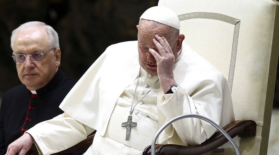  У папы Римского в больнице начали отказывать почки