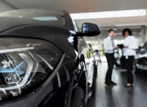 В России продажи новых автомобилей упали на 27%