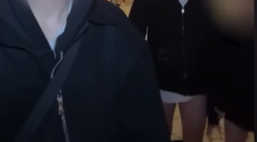 На подростков, снявших штаны у храма, завели дело