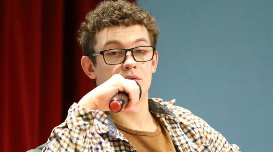 Никита Кологривый выплачивает именную стипендию студентке ГИТИСа.