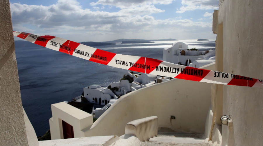 Чрезвычайное положение объявили на острове Санторини в Греции
