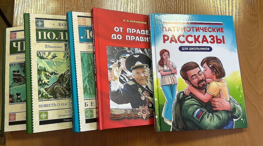 Депутаты Тулы подарили книги Рождественской библиотеке и участникам СВО