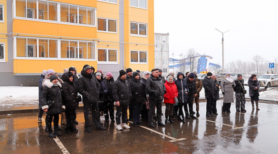 Жителям аварийных домов посёлка Ленинский вручили новые квартиры 