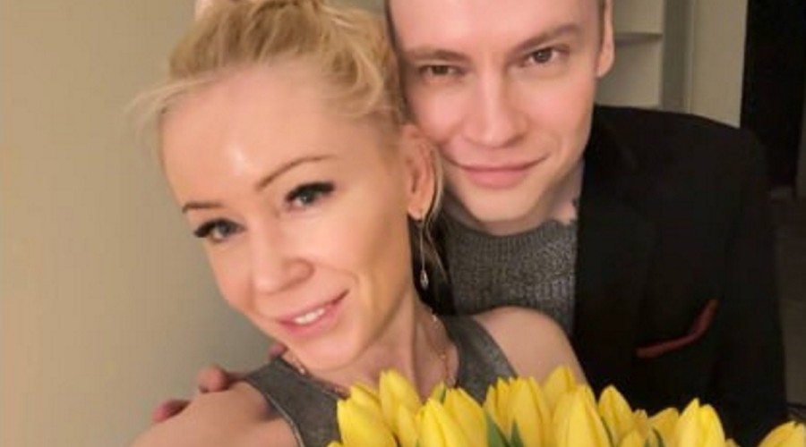 SHAMAN поздравил Мизулину с началом весны букетом жёлтых тюльпанов