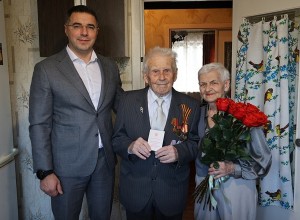 Алексей Эрк вручил медаль ветерану в честь 80-летия Победы