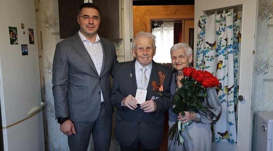 Алексей Эрк вручил медаль ветерану в честь 80-летия Победы