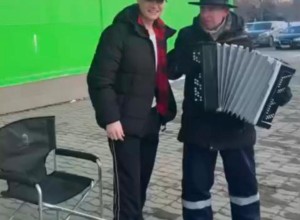 Shaman в Новомосковске поздравил земляков и спел возле ТЦ под баян  