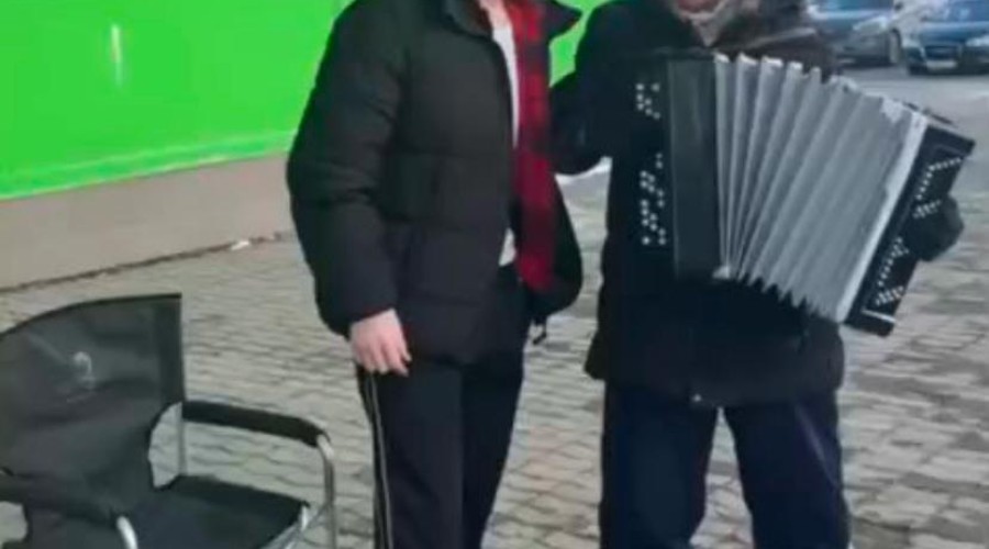 Shaman в Новомосковске поздравил земляков и спел возле ТЦ под баян  